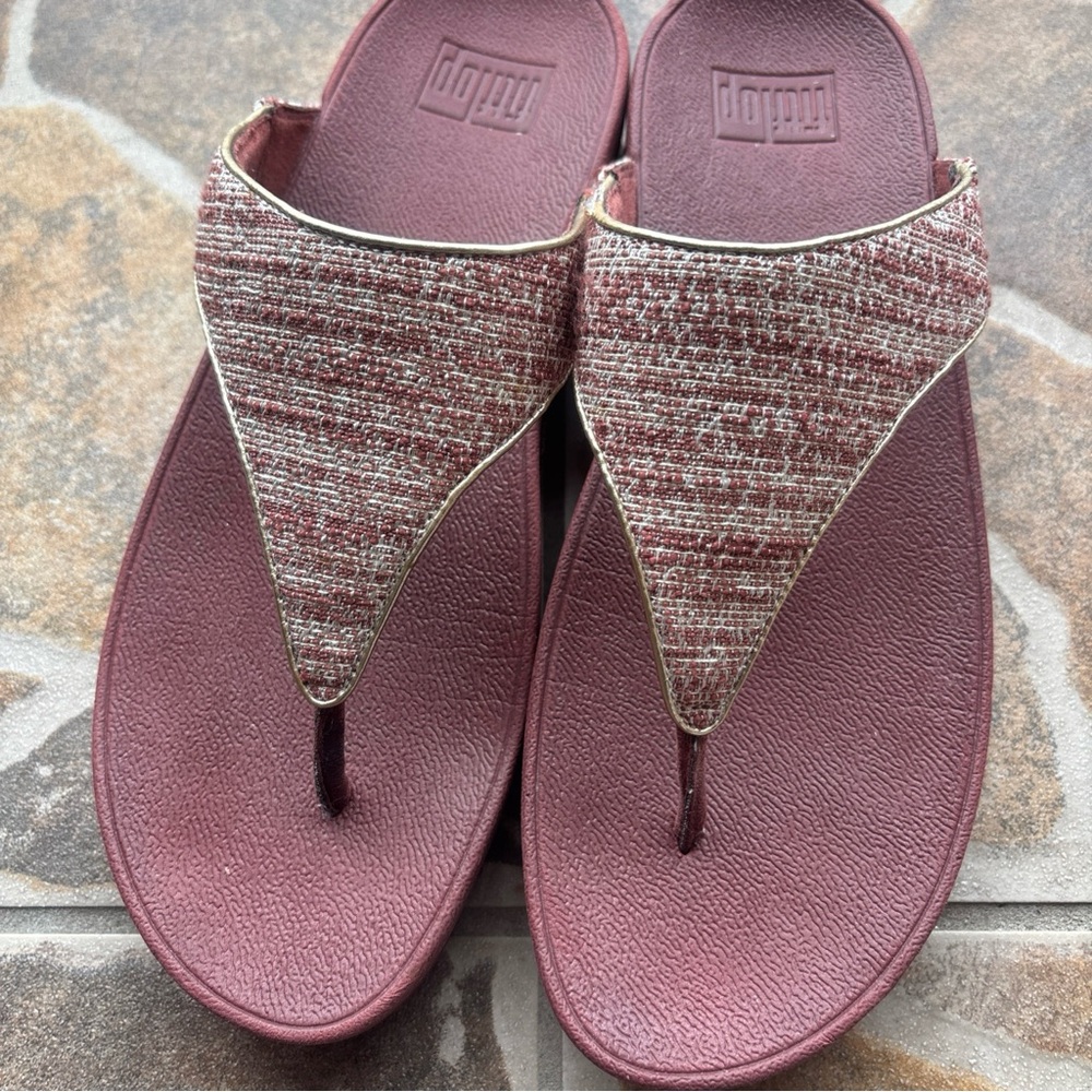 FitFlop Women's Lulu Shimmerweave Thong Sandal Clay Brown Maroon Size 8.